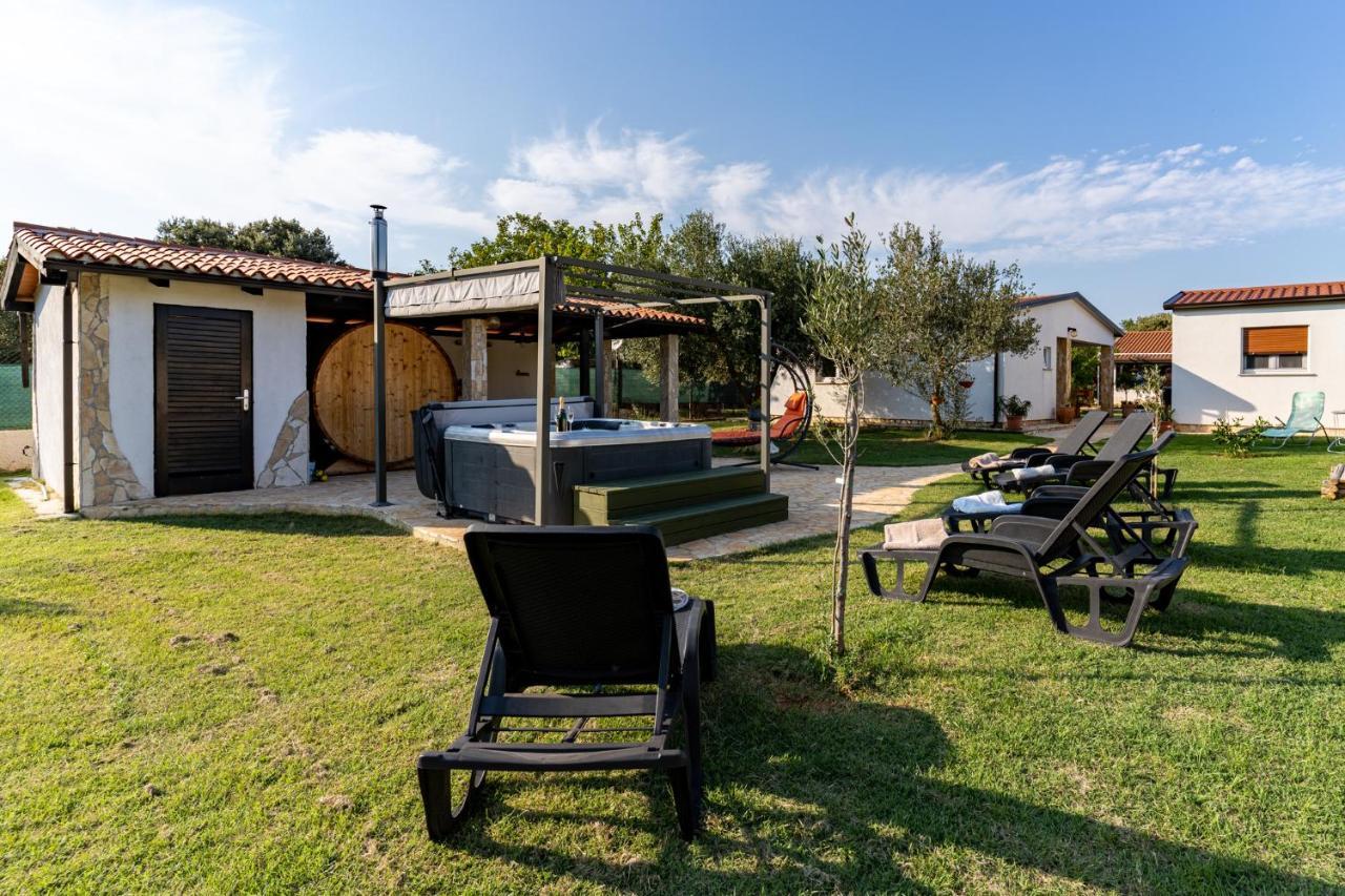 Holiday Home Kerniat Pula Bagian luar foto