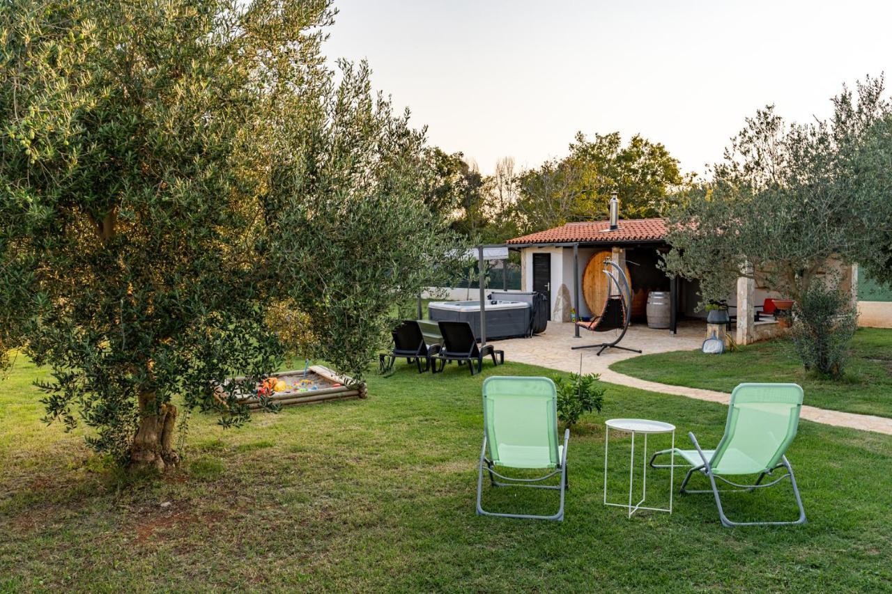 Holiday Home Kerniat Pula Bagian luar foto