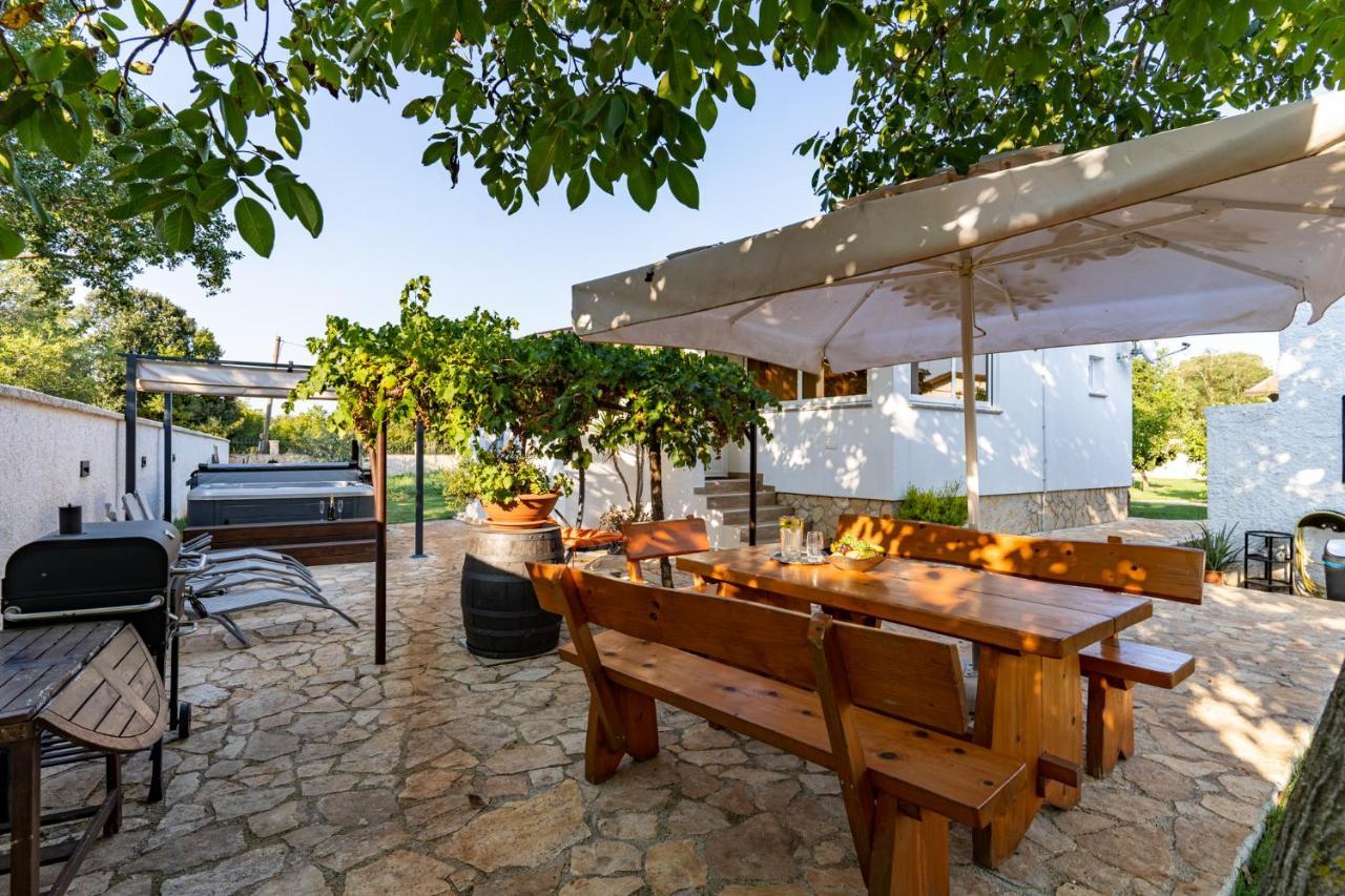 Holiday Home Kerniat Pula Bagian luar foto