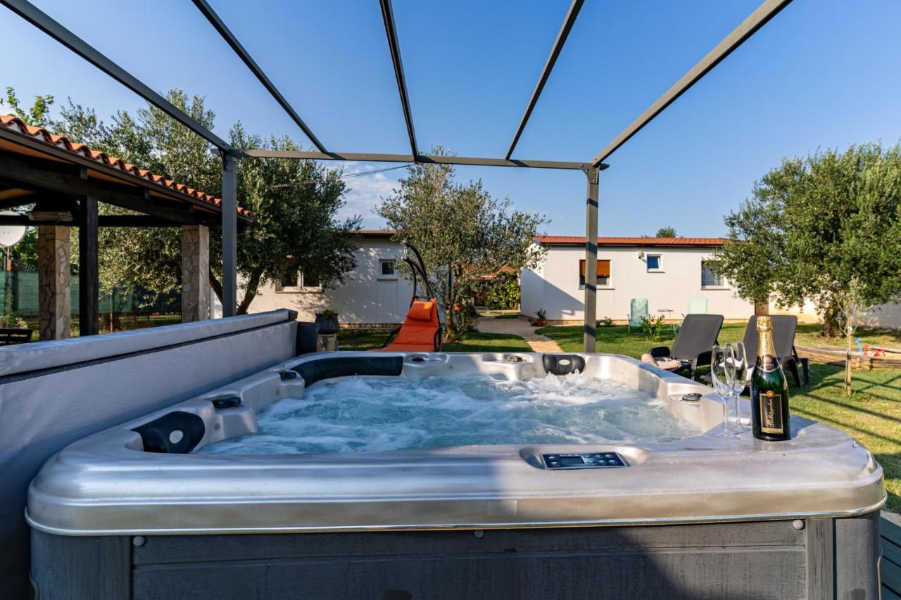 Holiday Home Kerniat Pula Bagian luar foto