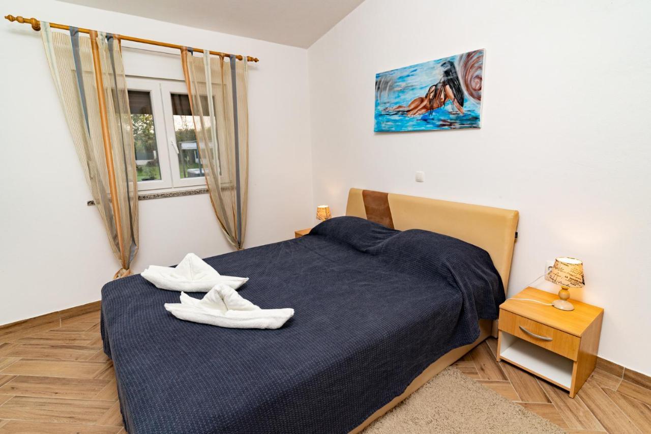 Holiday Home Kerniat Pula Bagian luar foto