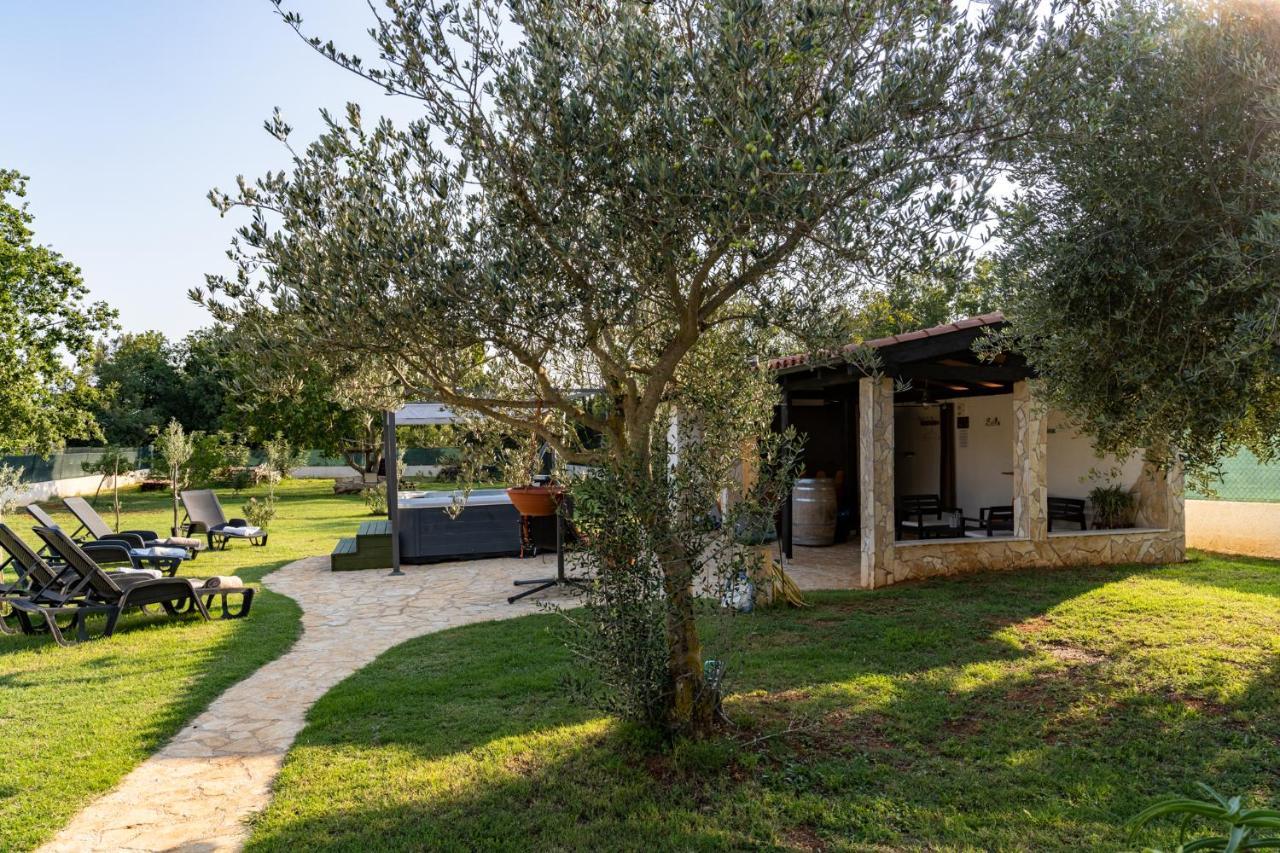 Holiday Home Kerniat Pula Bagian luar foto