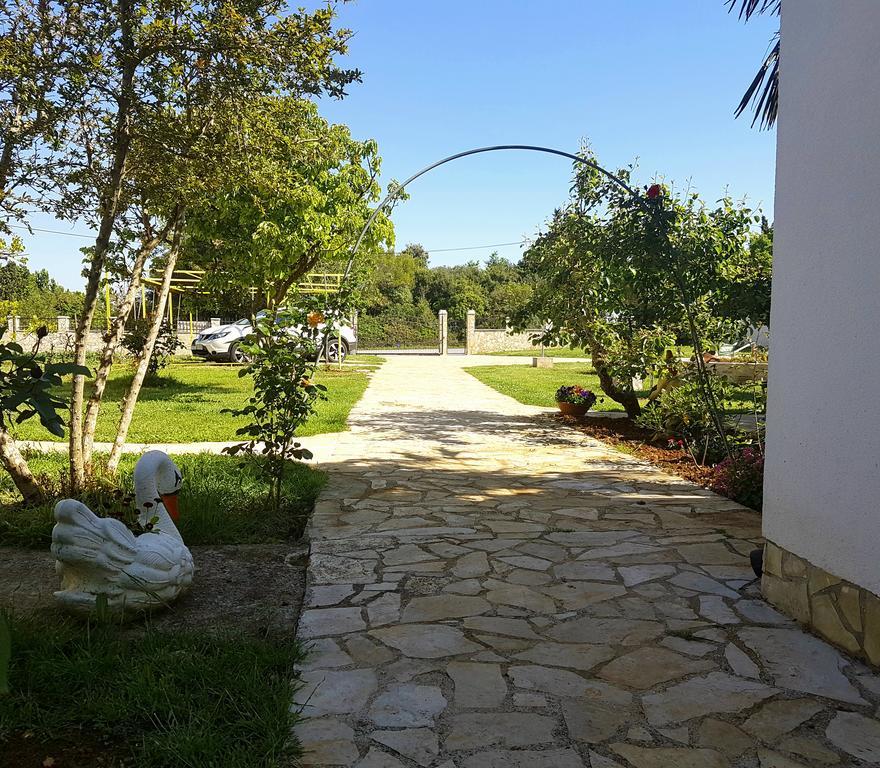 Holiday Home Kerniat Pula Bagian luar foto