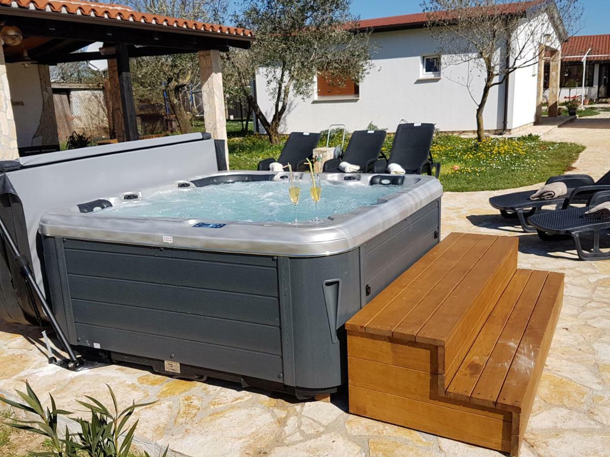 Holiday Home Kerniat Pula Bagian luar foto