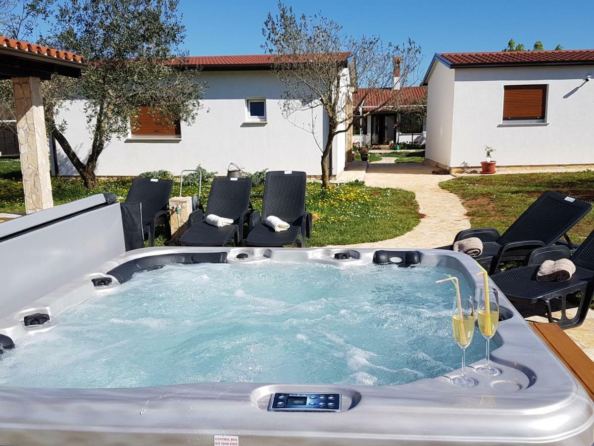 Holiday Home Kerniat Pula Bagian luar foto