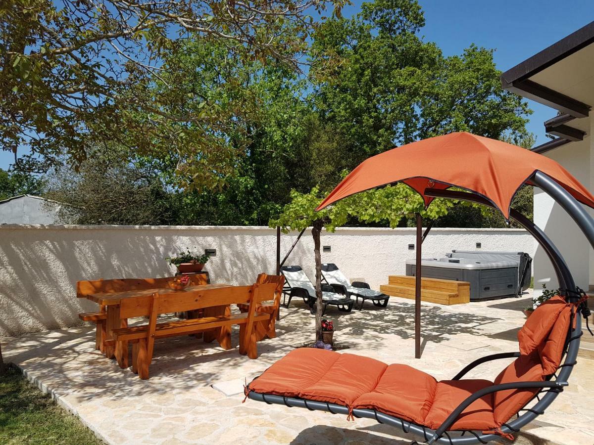 Holiday Home Kerniat Pula Bagian luar foto