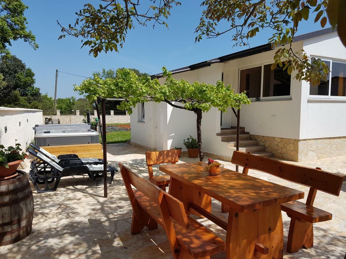 Holiday Home Kerniat Pula Bagian luar foto